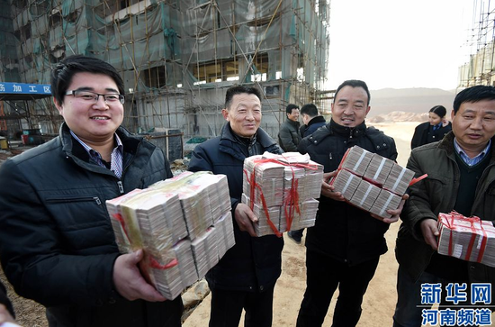  12月30日，農民工代表領取欠薪執行款。