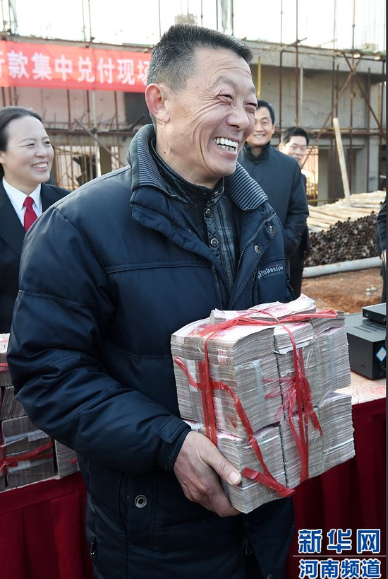  12月30日，農民工代表領取欠薪執行款。