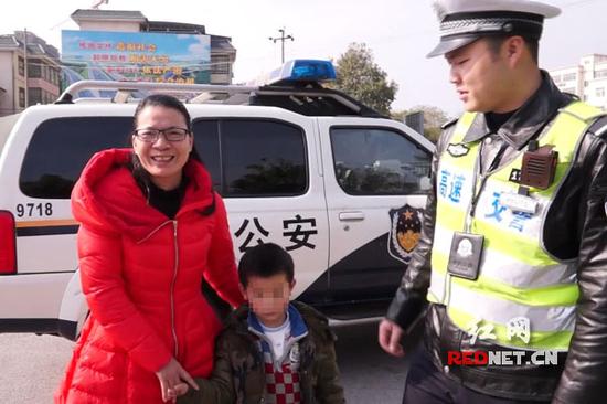 民警帮助小涛找到妈妈