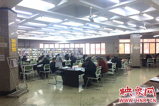 一大早就有不少市民來到圖書館看書