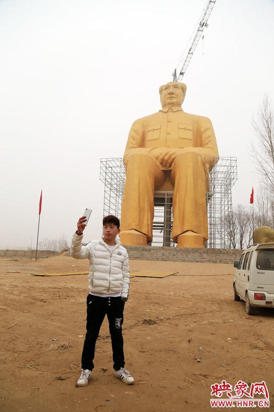 开封农村建巨型毛主席像 高36米花费数百万元