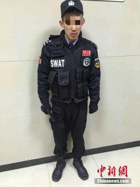 男子為阻止父親嫖娼 網淘特警服