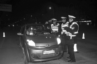 鹤壁一电动四轮改装成“出租车”拉客