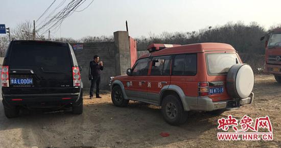 郑州森林公安围堵垃圾车 男子开豪车反堵森林公安车辆