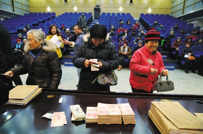 1月7日,顺义区人民法院正在为80名老人发放追缴回来的被骗款项。新京报记者 李飞 摄