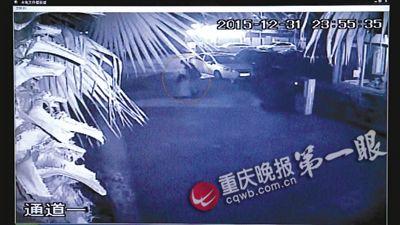 事发前这对情侣在路上拉扯