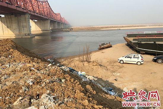 大量建筑垃圾倒進黃河里。