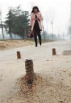 擰在人行道上的螺釘