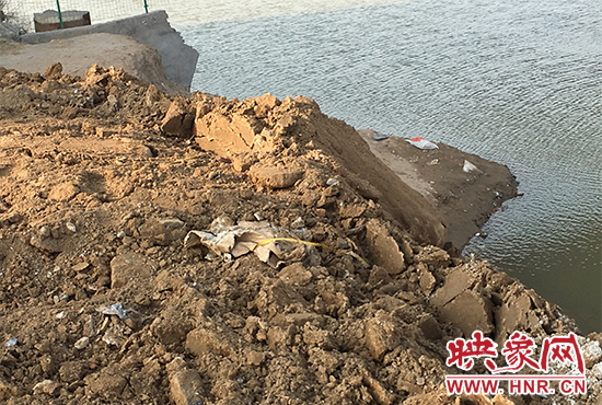 大量建筑垃圾倒進黃河里