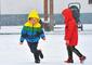 1月11日，汝南县迎来新年第一场降雪，孩子们在雪中玩耍。