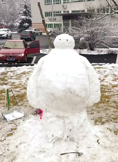 信陽師范學院內的雪人“大白”，萌萌噠。