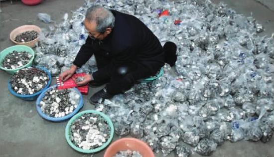 郑州男子带30万元硬币存钱 竟没一家银行敢接