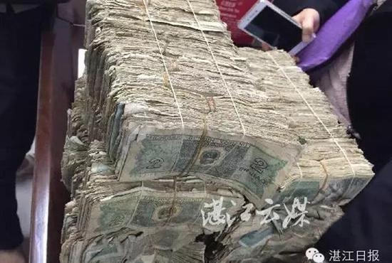 捆绑好的钞票