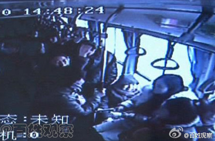 1月10日，郑州603路公交车上来两名中年女子扶着一位老人。中年女子走到一年轻女乘客面前，要求其让座。女子当时在发短信没及时让座，谁知竟遭中年女子大骂“农村来的没素质”，女乘客恼怒将座位让给车上另一位老人。