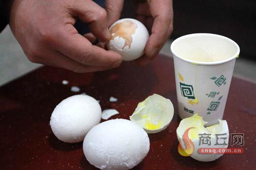 商丘市民家门口买到假鸭蛋 蛋清蛋黄分不开(图