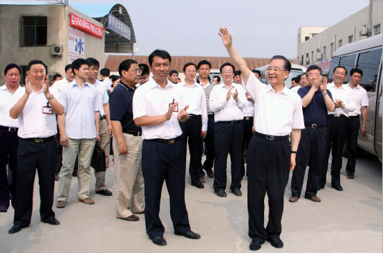 （圖片1：2010年6月10日，時任國務院總理溫家寶在農業部部長韓長賦、河南省委書記盧展工、河南省省長郭庚茂、河南省副省長劉滿倉、鄭州市委書記王文超等領導陪同下，來到鄭州農產品物流配送中心視察市場。溫總理鼓勵市場要做大做強，多為商戶、為農民多辦實事。萬邦集團董事長楊廣立向溫家寶總理匯報公司的經驗和創想）