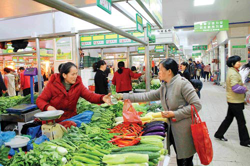 （图片3：郑州万邦新绿地农贸市场郑州万邦茶城开启一站式采购新模式，干净、卫生、鲜活、安全的农产品深受郑州市民欢迎）