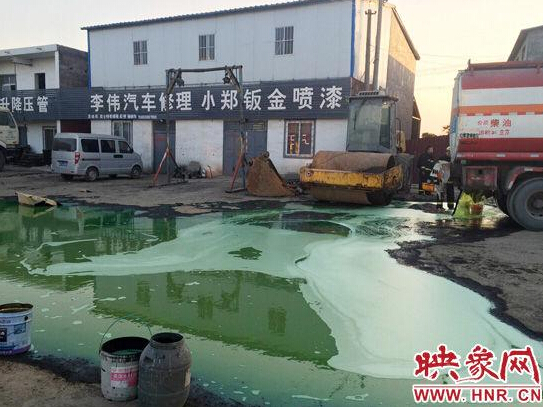 油罐車在倒車時，不慎撞到壓路機，導致柴油泄漏。