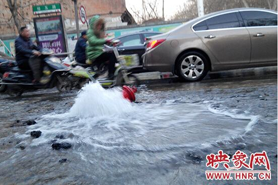 成柱狀的自來水頃刻間蔓延了整條路面