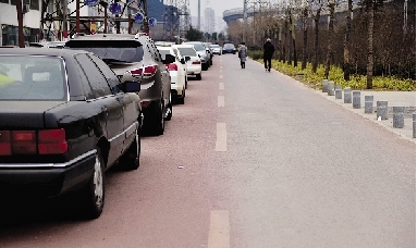 由于碾压，北三环生态廊道内自行车道颜色变灰