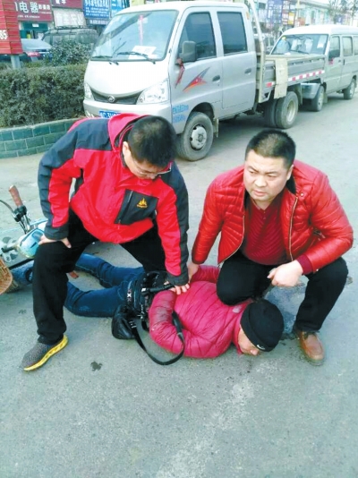 民警抓获犯罪嫌疑人