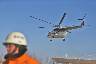 剛剛升空的直升機朝著城區飛去，準備拋撒傳單。