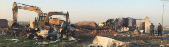 開(kāi)封通許一煙花廠發(fā)生爆炸，相關(guān)部門在現(xiàn)場(chǎng)清理