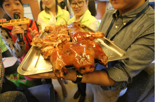 旅游名博博主品鑒臨高烤乳豬