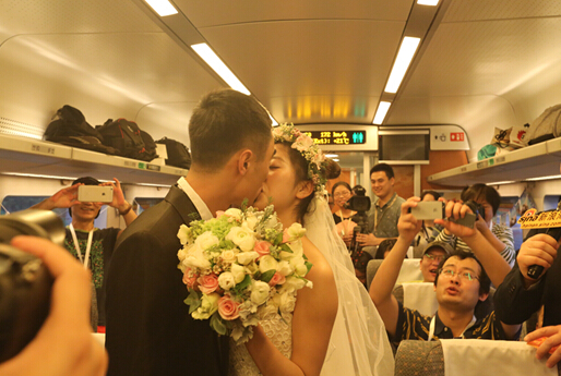 环岛主题列车上演了一场别开生面的“世纪求婚”