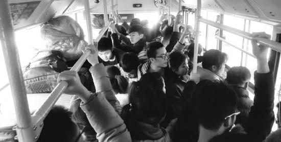 郑州龙湖大学城公交难坐 老外被挤成段子手