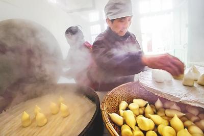 沈丘老人蒸花饃惟妙惟肖