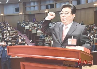 新当选的市人民政府市长徐衣显庄严宣誓。 本报记者 李英俊 赵耀东 摄