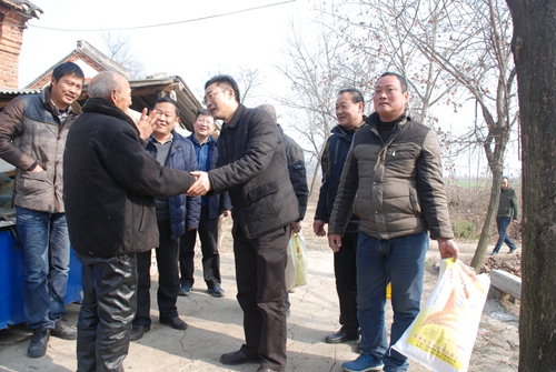 邓州供电公司:走访慰问结对帮扶村困难户