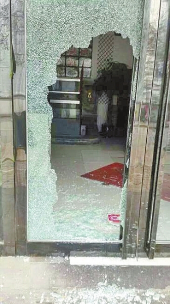 火锅店第一次被砸玻璃门的场景