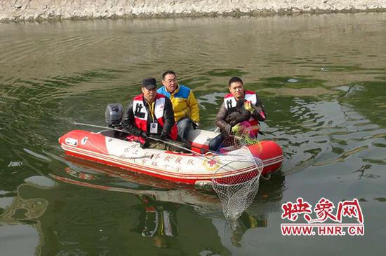 救援隊合力打撈