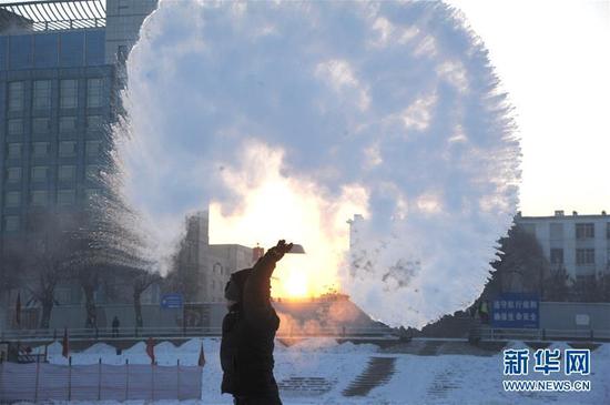 用盆装满热水向空中一泼迅速就会结成冰凌