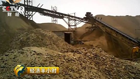 從河里采出的河砂都堆在這樣的砂場里，沙堆一座連著一座。