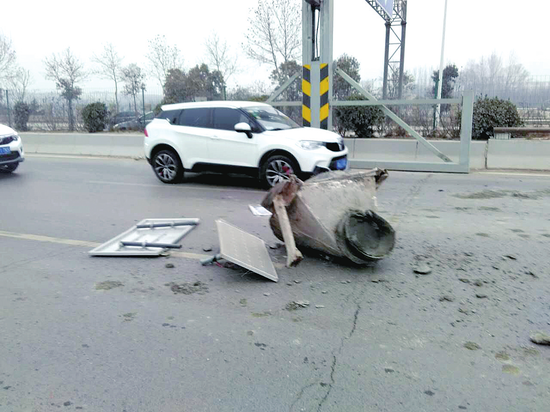 鄭州水泥罐車闖禁行上高架橋 撞壞限高桿后逃逸