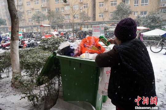 九旬老人住廉租房，撿廢品照顧兒女。