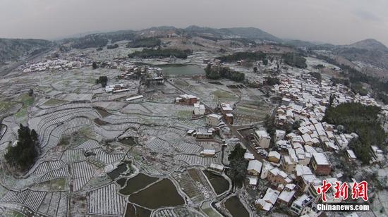 航拍粤北地区雪景 雪花银装素裹成冰雪王国_焦