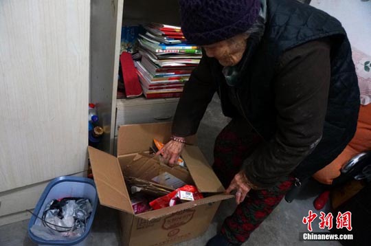 九旬老人住廉租房，撿廢品照顧兒女。