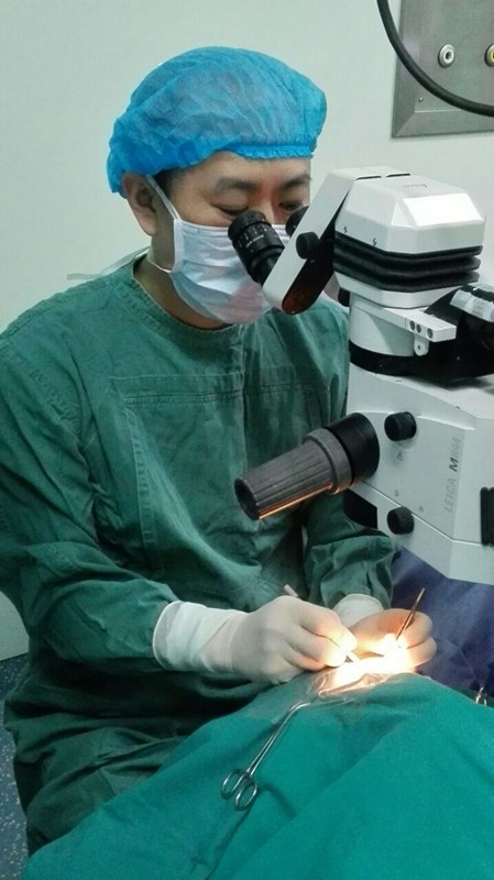 郝尚臣教授正在為老區(qū)患者做手術(shù)