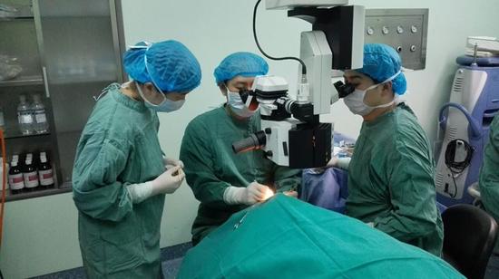 郝尚臣教授帶領(lǐng)團(tuán)隊(duì)正在為老區(qū)患者做手術(shù)