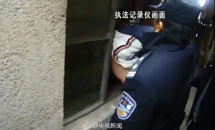 笨贼作案被卡窗户 民警救人又抓贼
