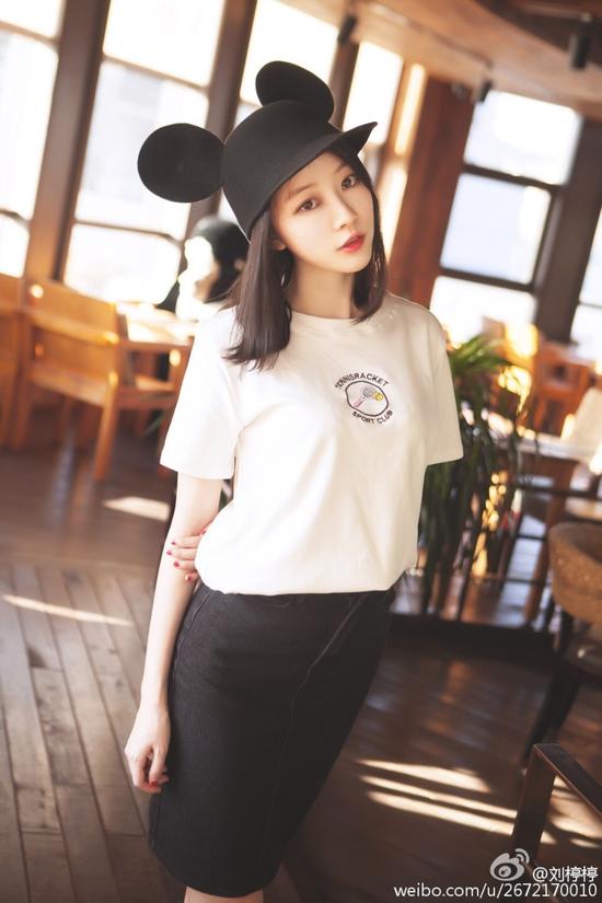 辽师大校花唯美照 淡雅柔美展迷人侧颜_焦作频