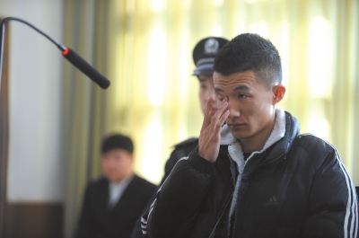 昨天,因欲替哥哥顶罪,21岁的李某涉嫌包庇罪受审。京华时报记者欧阳晓菲摄