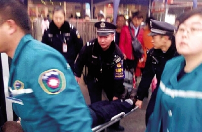  去年12月，崔晓春参与救助一名昏倒的老人。 