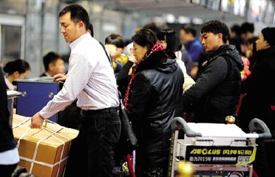 乘客携带各种物品，机场安检非常重要