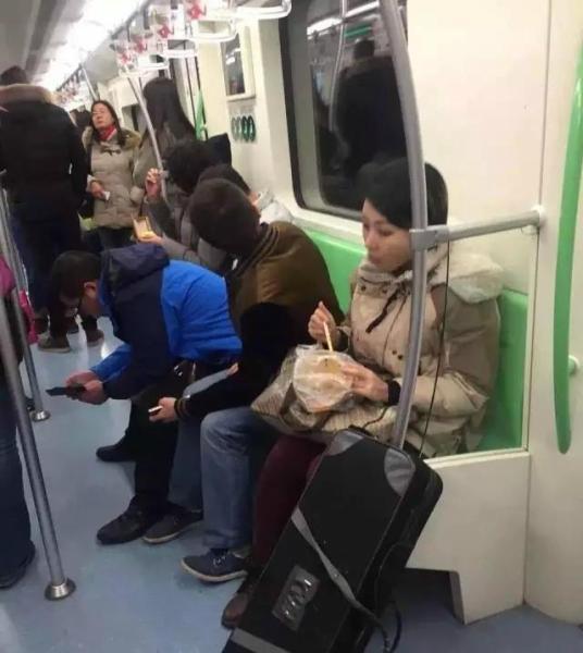 鸡爪女在地铁上吃麻辣烫_焦作频道