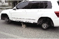 帝湖分局辖区一辆奔驰汽车被盗去四轮 
